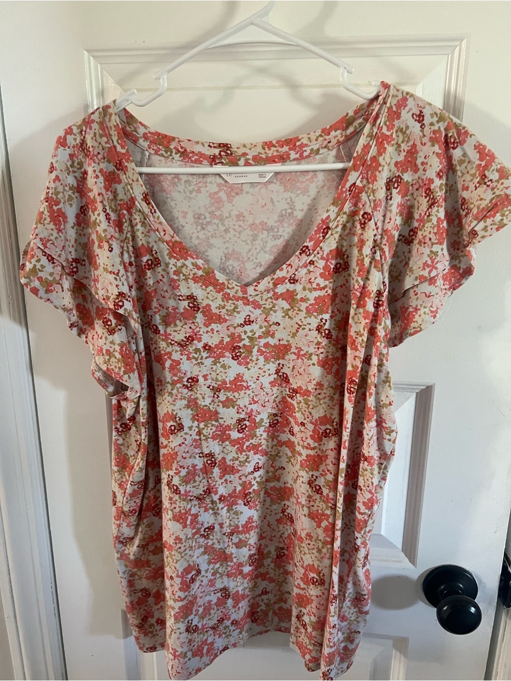 LC Lauren Conrad Coral and Cream Floral V-Neck Short Sleeve Top